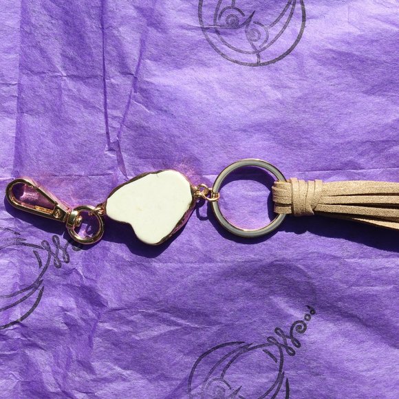 Howlite Essential Oil Diffuser Keychain - Picture 2 of 4